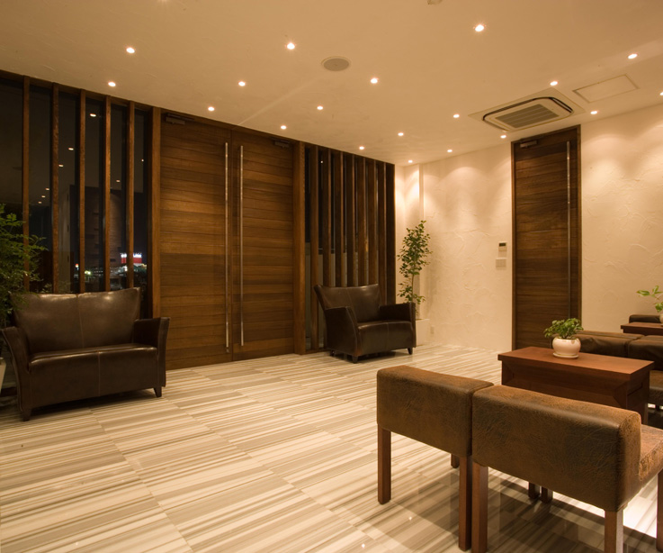 ダークカラーと木目アクセント