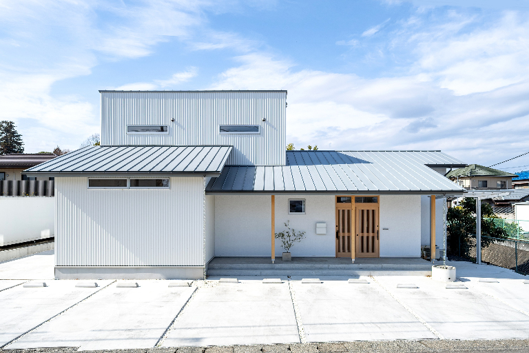 ｶﾞﾙﾊﾞﾘｳﾑの波板とホワイトの家