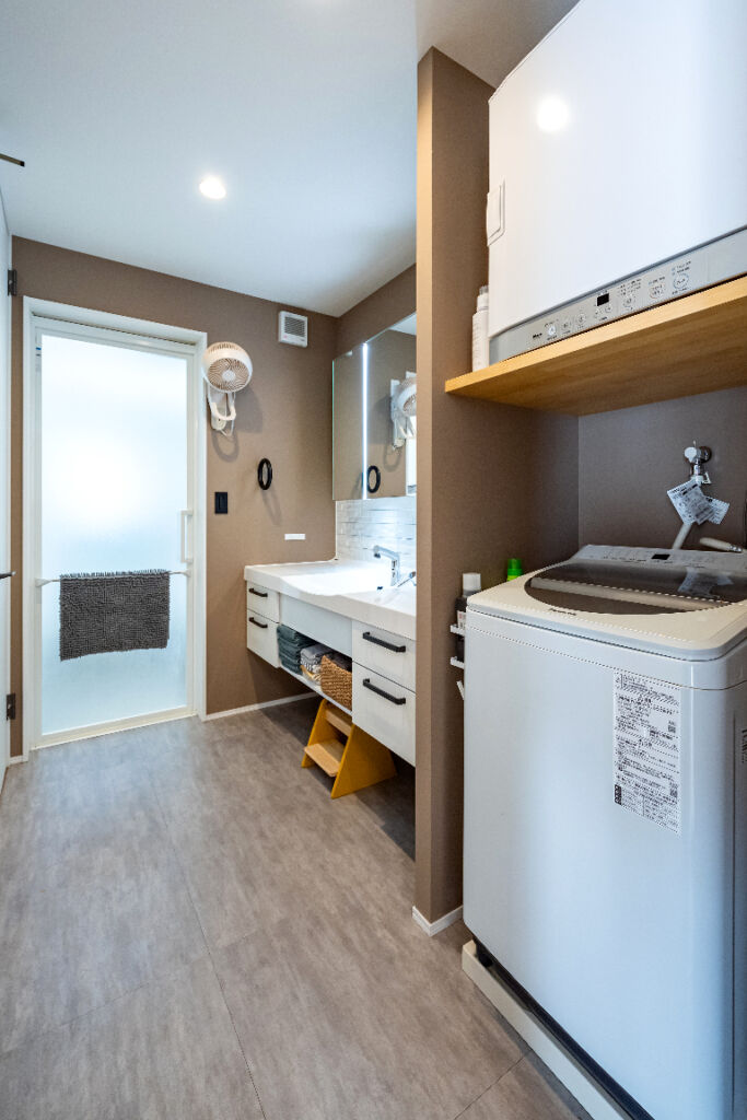 ｶﾞﾙﾊﾞﾘｳﾑの波板とホワイトの家 | デザイン住宅の株式会社ぶすじま建設