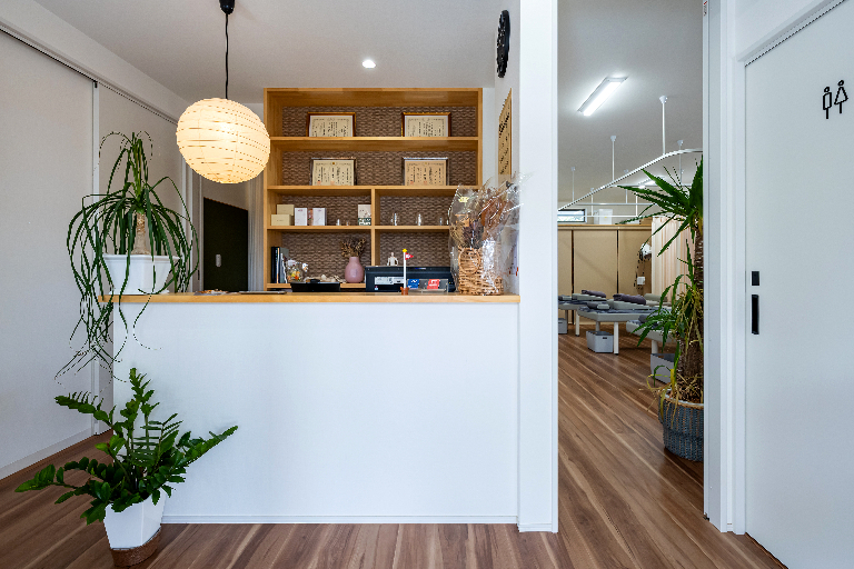 ｶﾞﾙﾊﾞﾘｳﾑの波板とホワイトの家 | デザイン住宅の株式会社ぶすじま建設